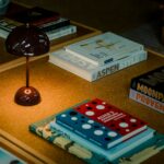 Escritorio de estudio con lámpara y libros para preparar oposiciones